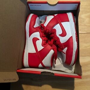NIKE DUNK HIGH (PS)
WHITE/UNIVERSITY RED
BLANC/UNIVERSITE ROUGE
